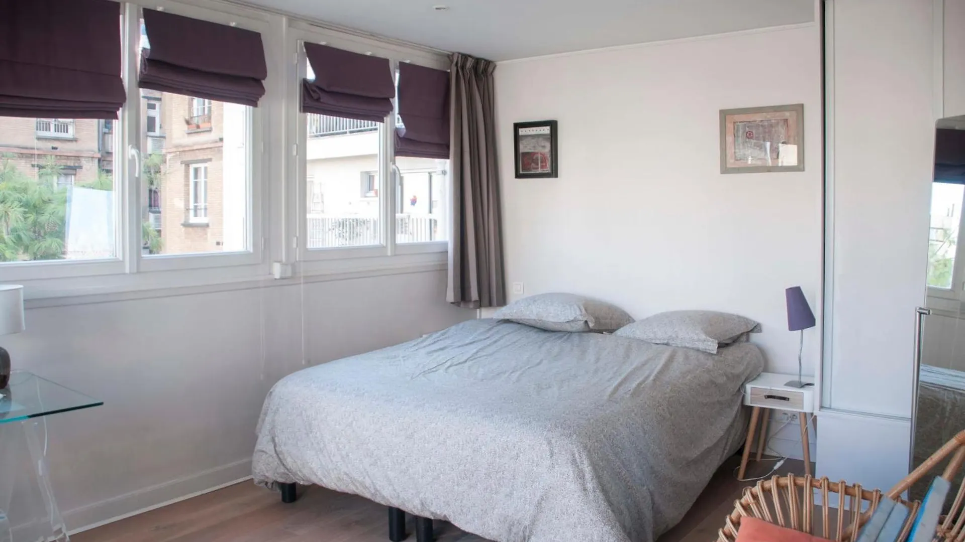 Cosy With Balcony In The Heart Of Paris