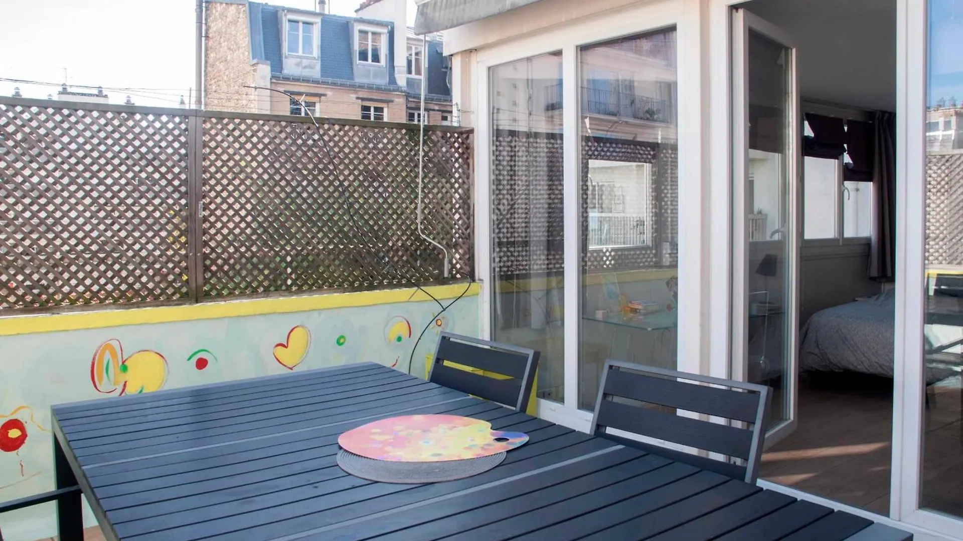Cosy With Balcony In The Heart Of Paris