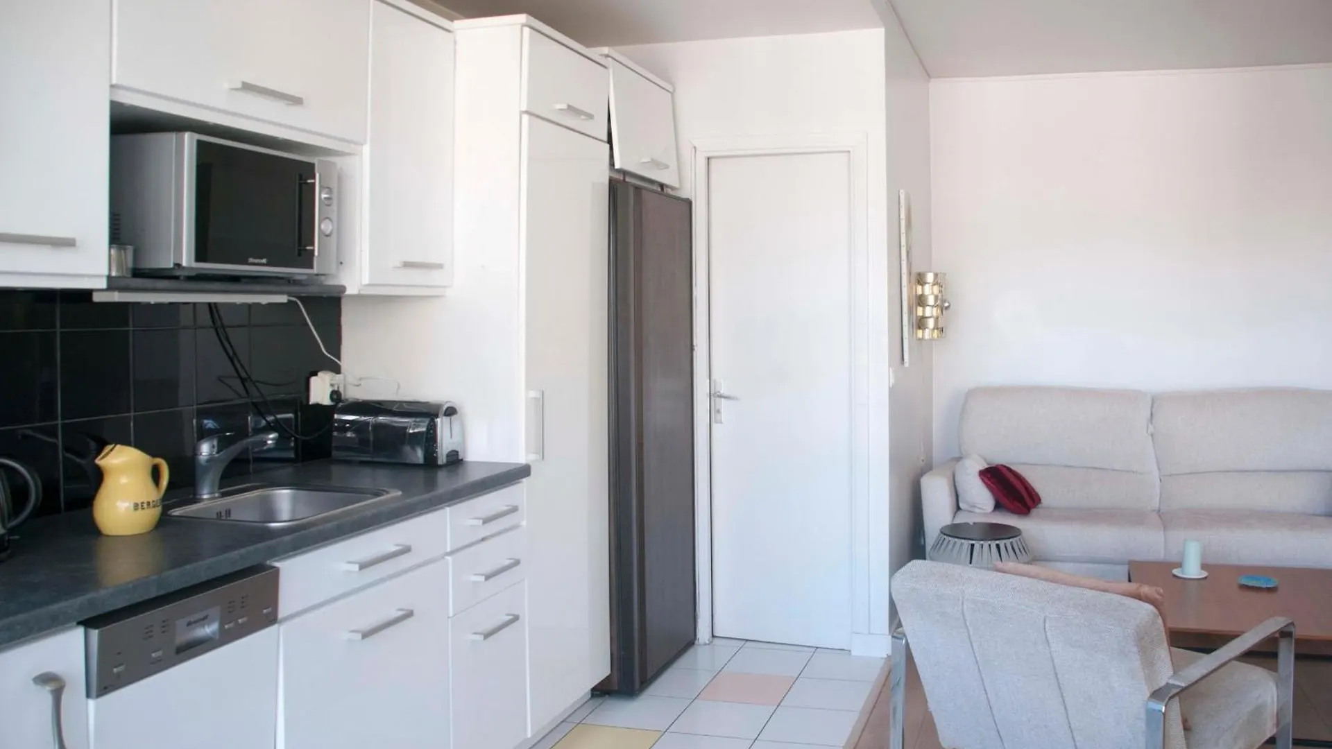 Cosy With Balcony In The Heart Of